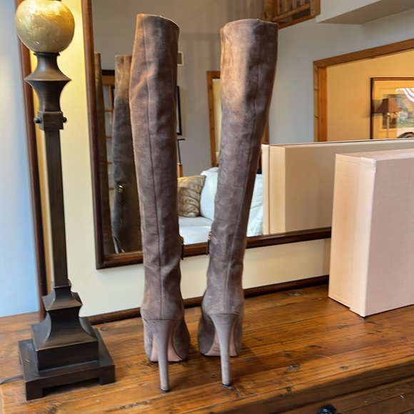 Stunning Prada suede platform boots. Only worn 4x. Size 40 - Picture 5 of 10